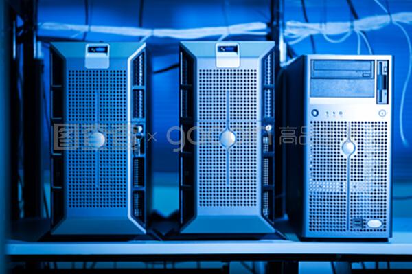 資料室內的電腦網絡伺服器與云計算裝備技術服務